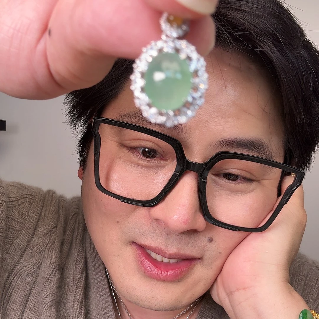 翡翠未镶嵌颈饰一件