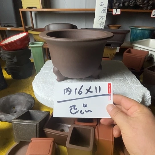 红***闪宜兴紫砂花盆一个