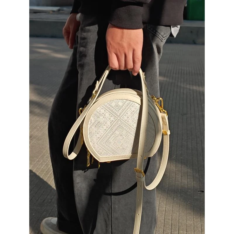 非遗壮锦圆饼包时尚大气通勤简约现代民族风