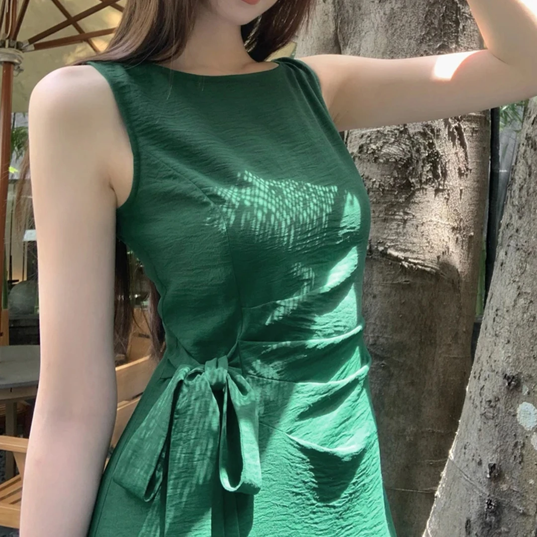 法式绿色无袖吊带连衣裙子女夏季2025新款高级感度假收腰长裙5541