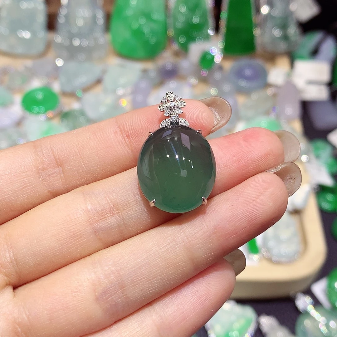 翡翠18K金镶嵌颈饰蛋面