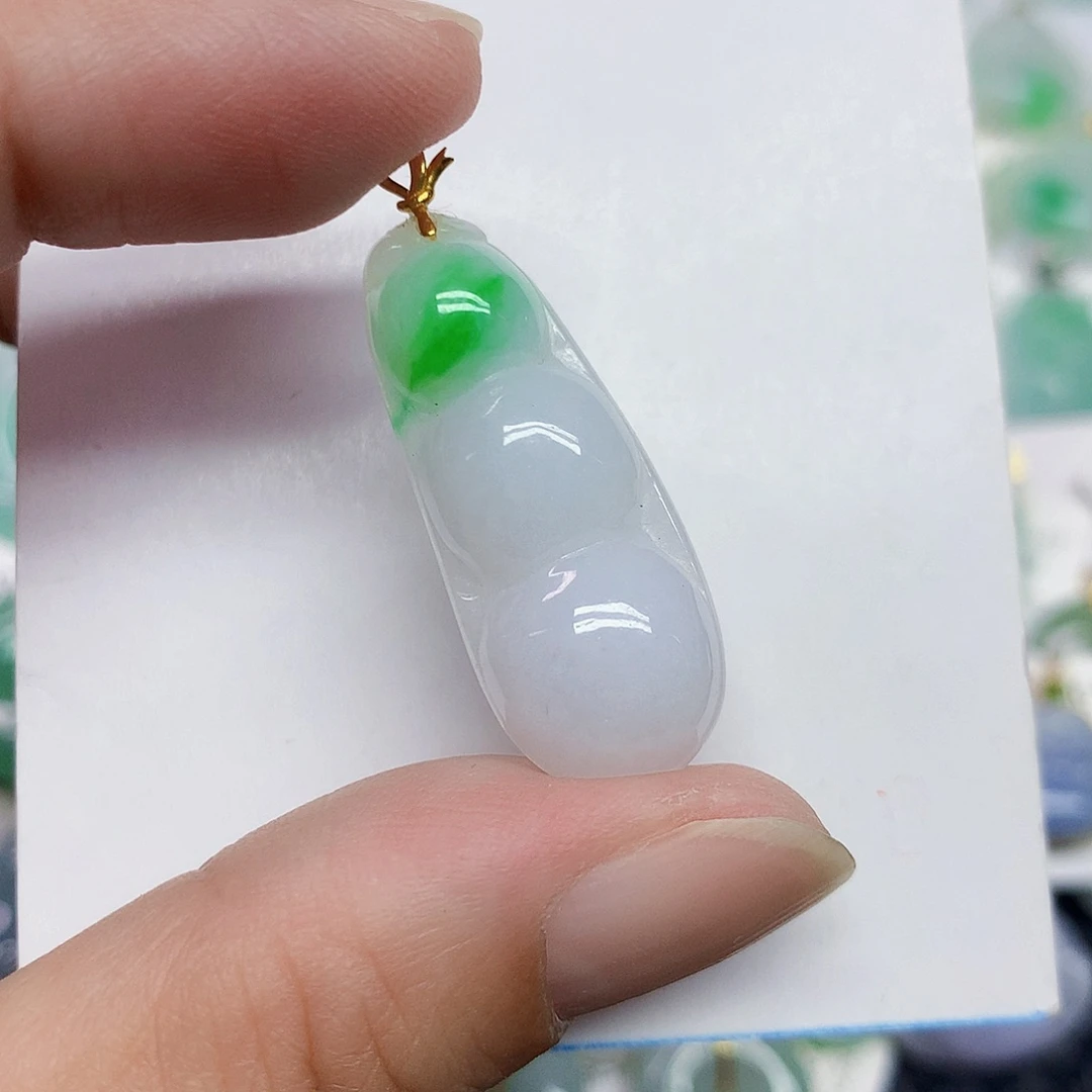 翡翠未镶嵌颈饰豆子