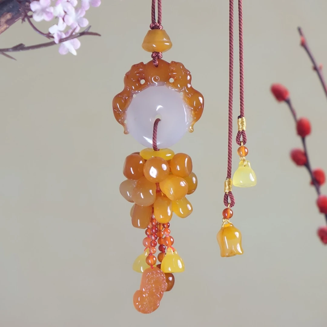 俏色八卦貔貅-精致小巧天然玉石车挂