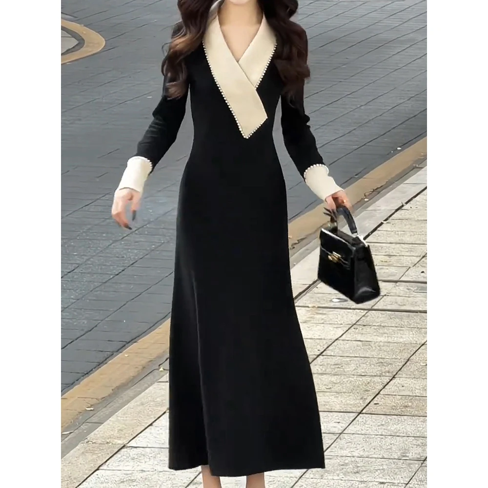 高级感时尚针织连衣裙女装2025冬季新款法式V领钉珠收腰显瘦A字裙