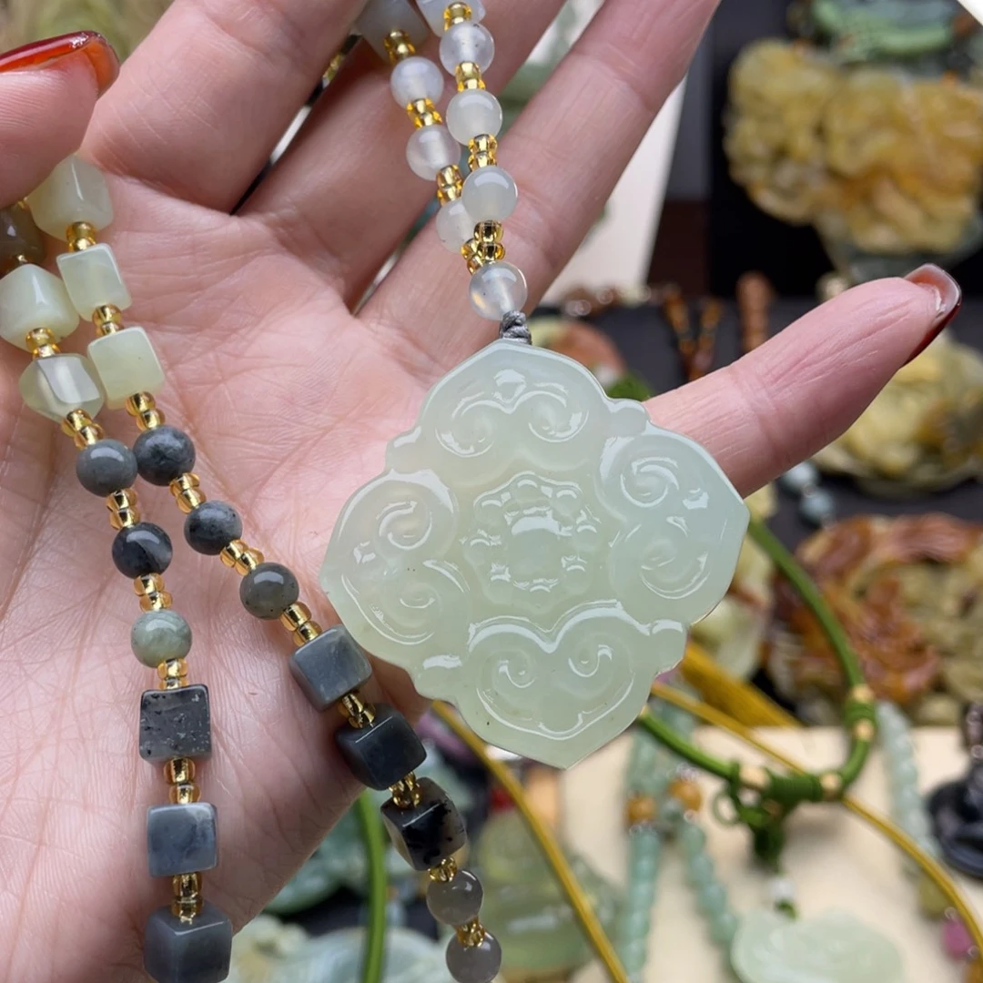 蛇纹石玉颈饰未镶嵌