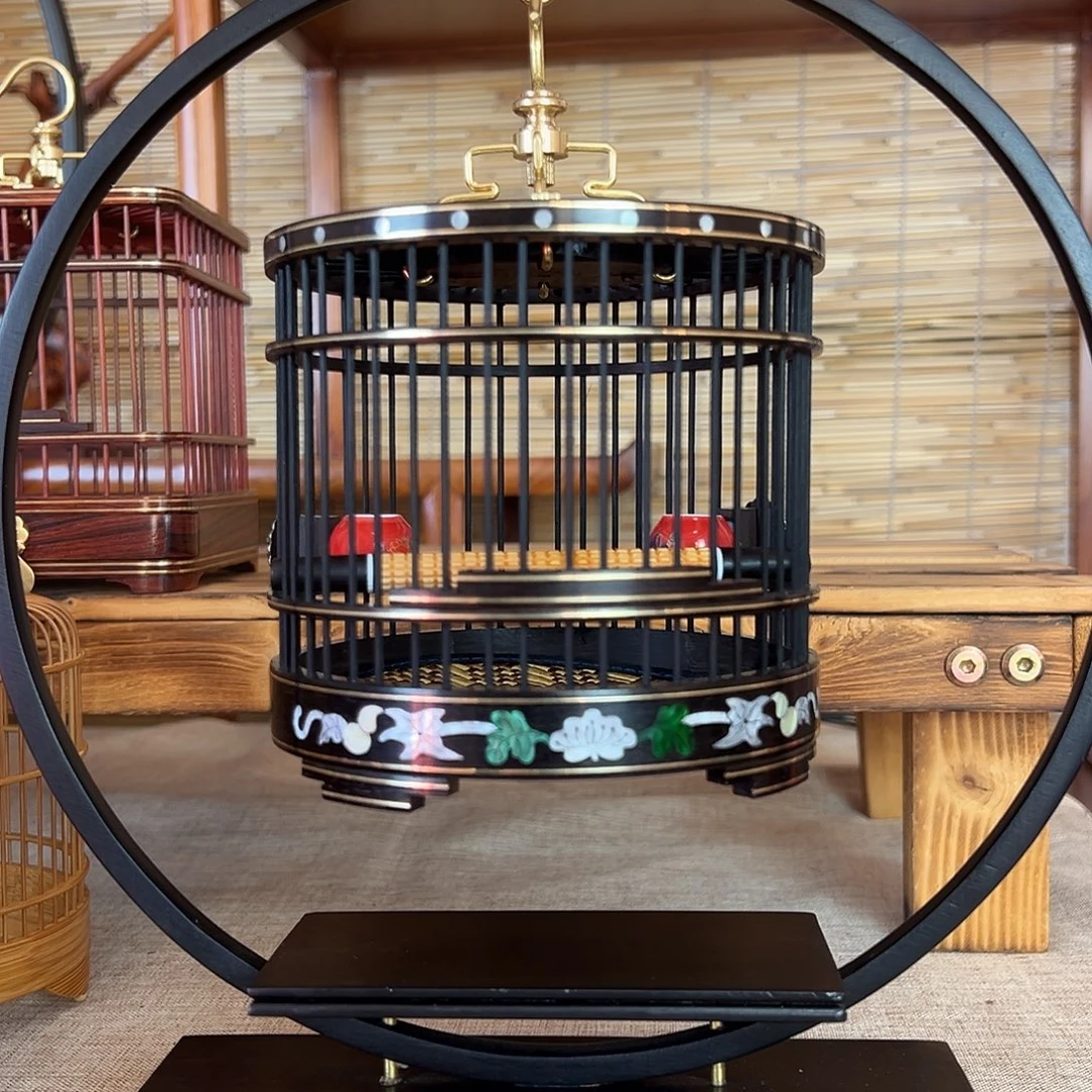 悲***y直径12厘米镶嵌圆笼一个，乌木架子一个