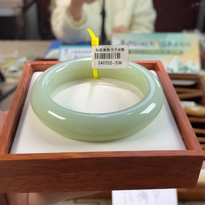 奇***界和田玉未镶嵌手镯58