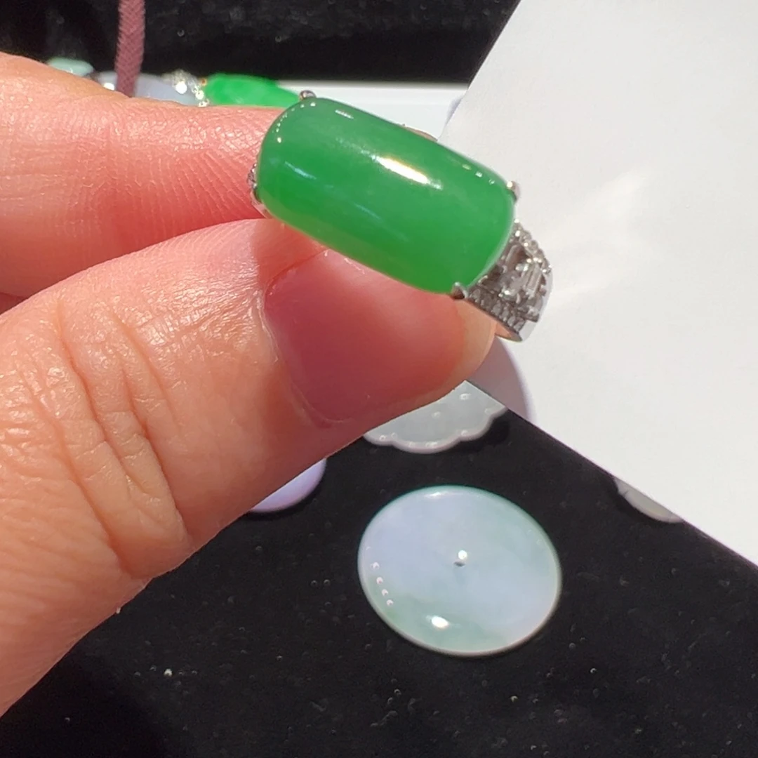 翡翠18K金镶嵌颈饰戒指