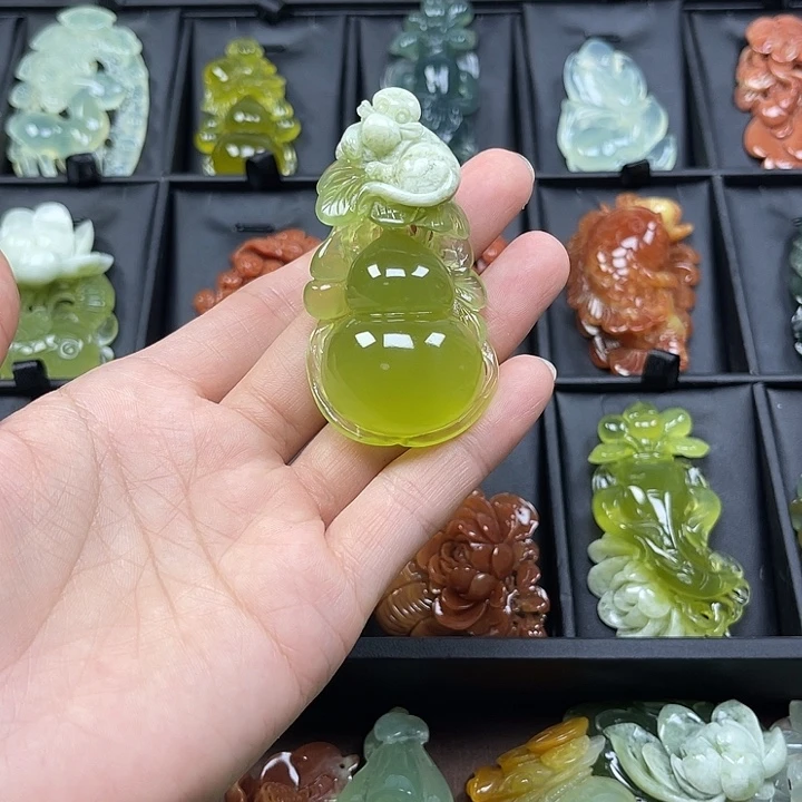 蛇纹石玉未镶嵌颈饰安*?