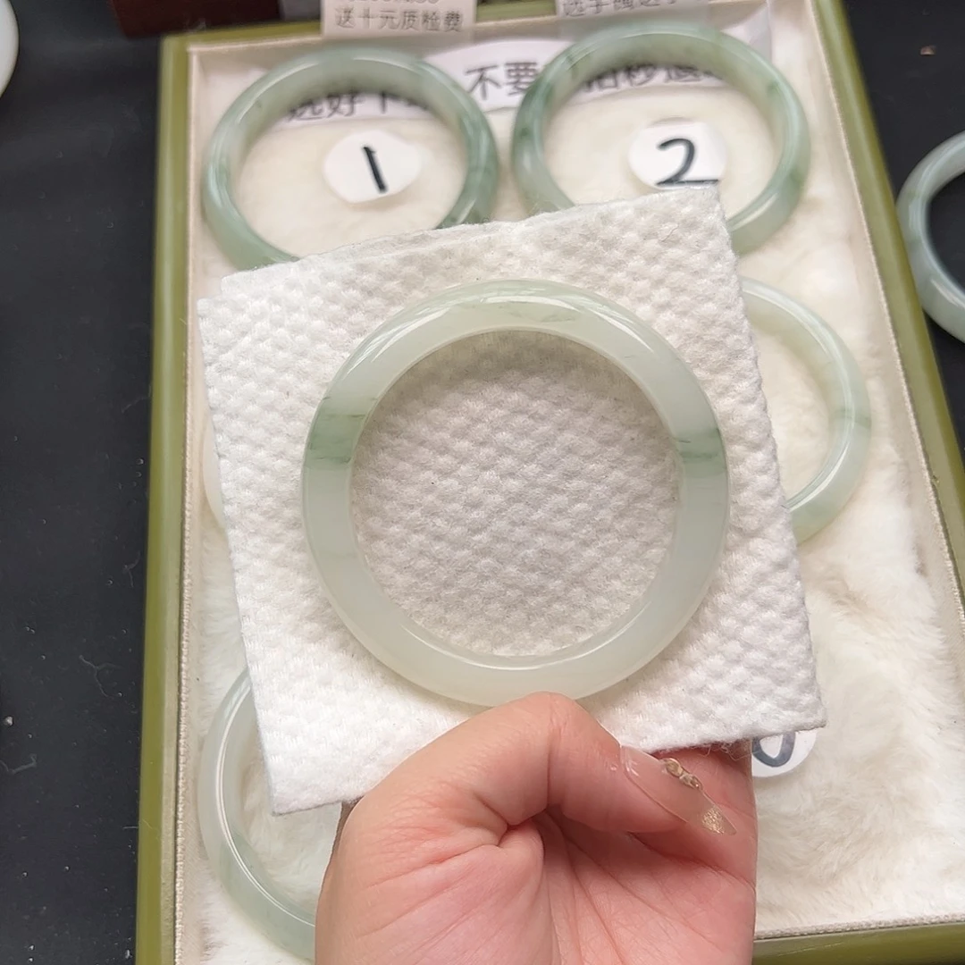 石英质玉手镯未镶嵌小*辣245