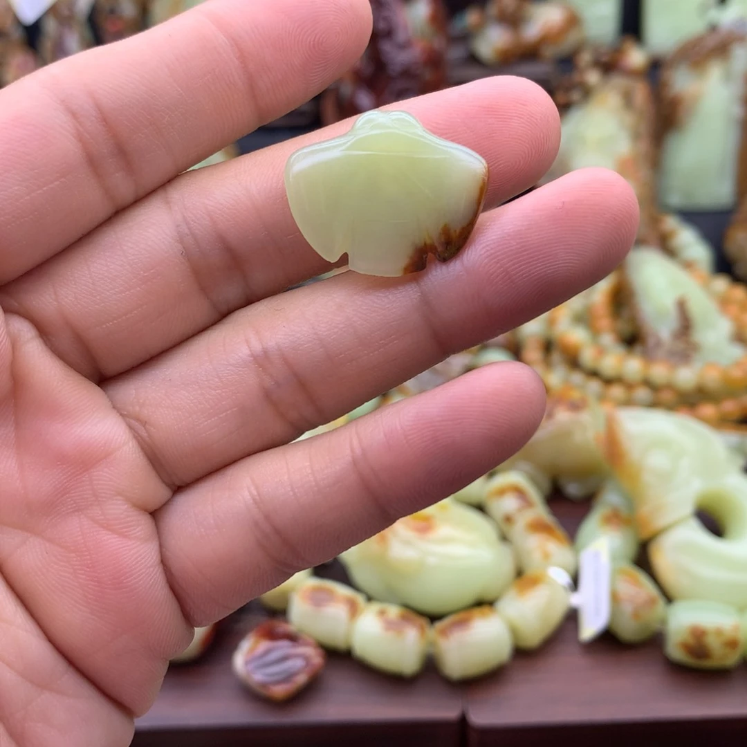 颈饰未镶嵌岫岩河磨玉（透闪石质玉）