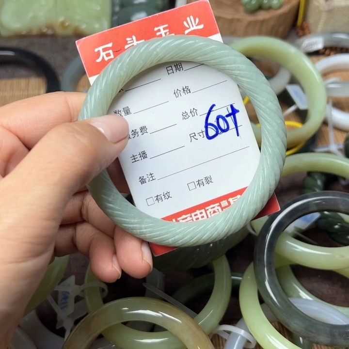 和田玉手镯未镶嵌上*月