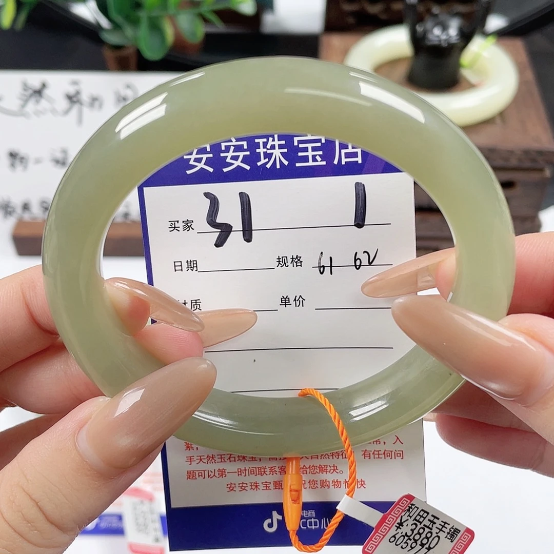 和田玉未镶嵌手镯