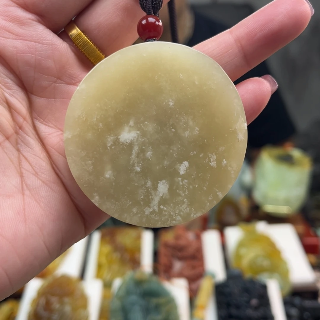 蛇纹石玉未镶嵌颈饰手把件