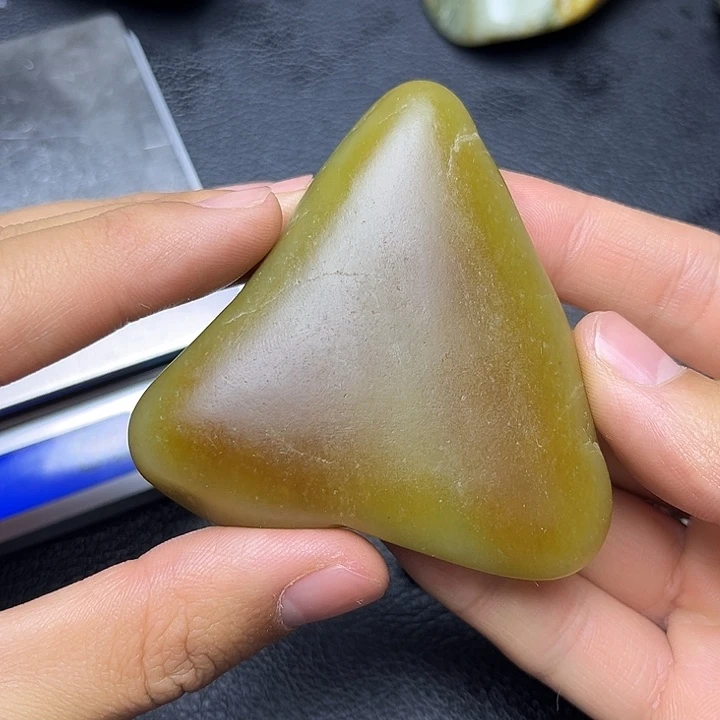 和田玉未镶嵌把件