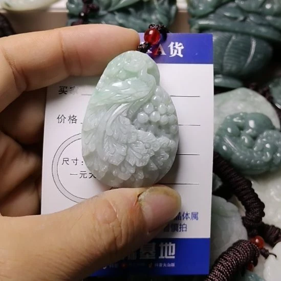 翡翠未镶嵌颈饰挂件