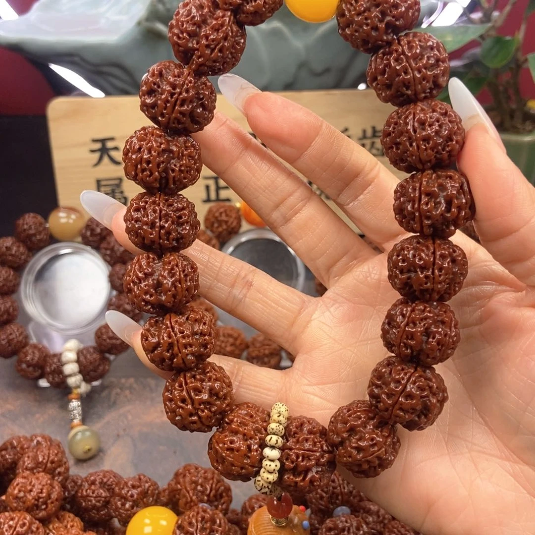 金刚菩提吊坠521手持。