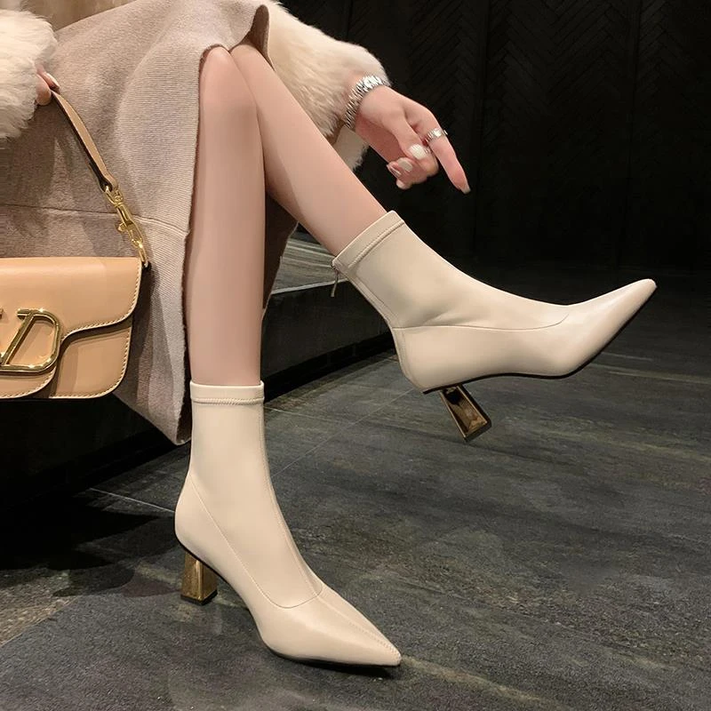 极简风！尖头金属粗跟弹力瘦瘦靴子后拉链气质百搭高跟白色短靴女