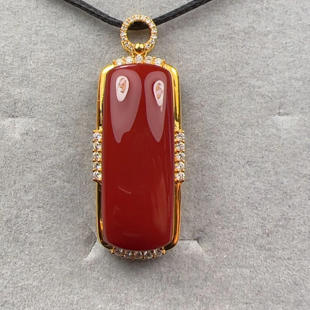 18K金镶嵌平安无事牌南红玛瑙