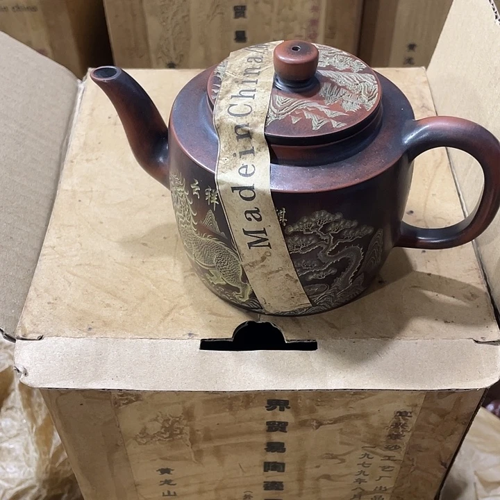 听***影紫砂茶壶料手工制作的一把紫砂壶。123