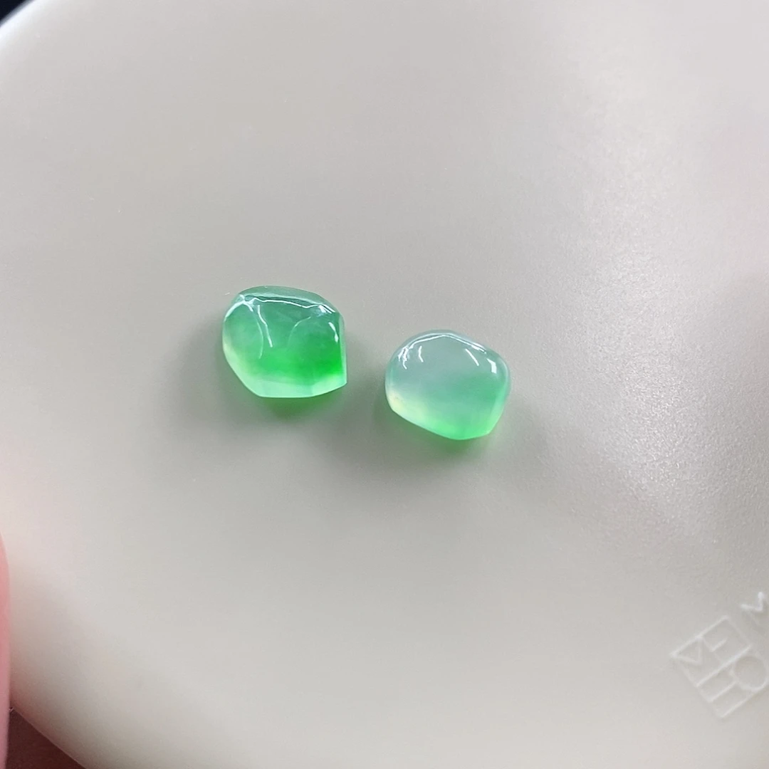 颈饰未镶嵌翡翠一对荧光绿