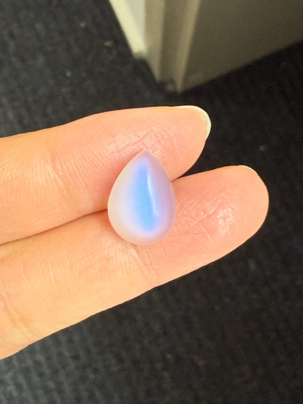 7.265ct天然月光石裸石，尺寸14.9*10.7*6.2mm，晶体透，强光，火彩好