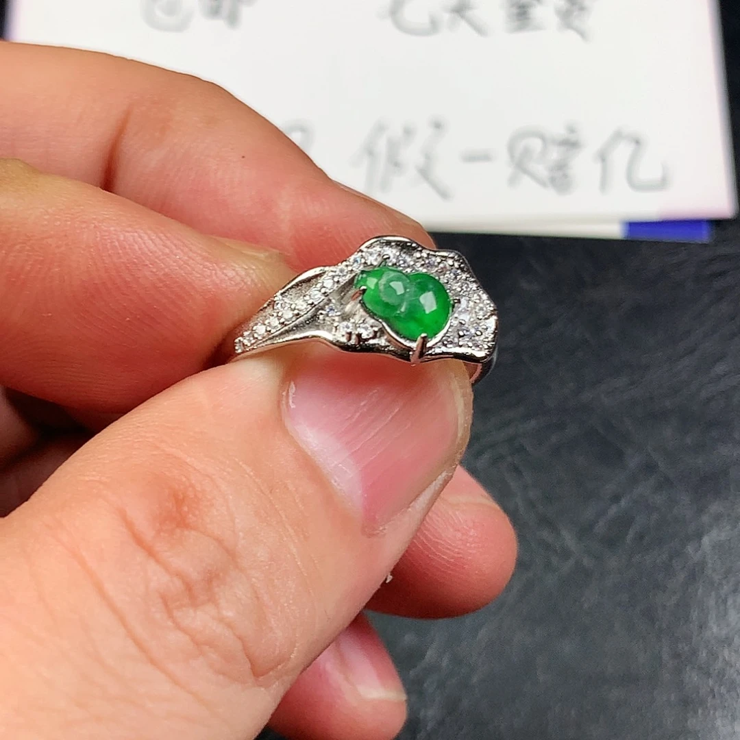 翡翠未镶嵌颈饰戒指