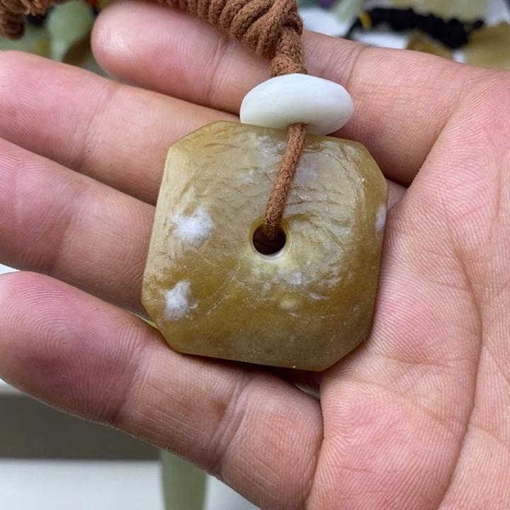 和田玉（糖玉）未镶嵌颈饰