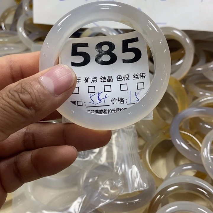 用***8玛瑙/玉髓手镯未镶嵌