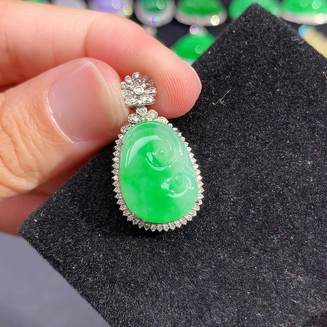 翡翠18K金镶嵌吊坠(赠链)