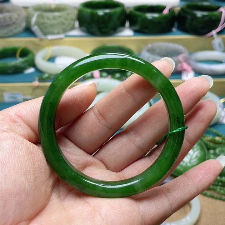 和田玉手镯56圈口。编号93未镶嵌