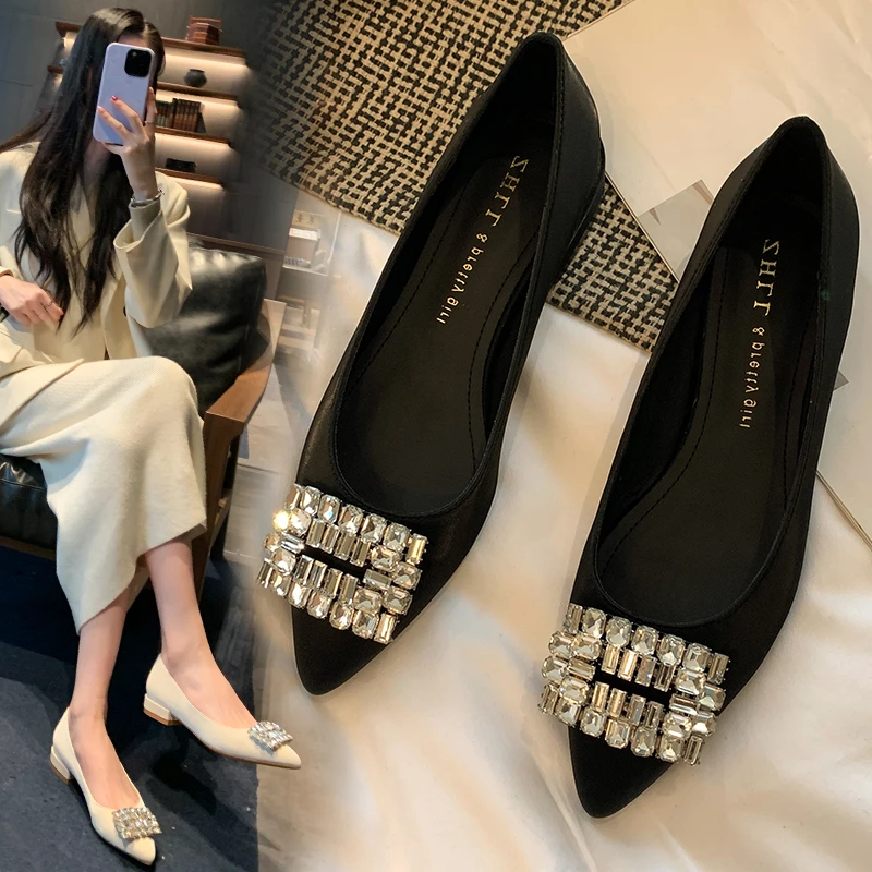 黑/白/卡其三色粗跟尖头女生方扣水钻女单鞋加宽加肥大码女鞋