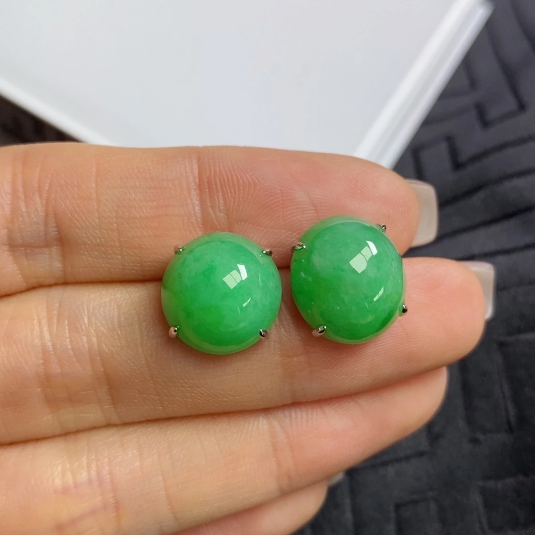 翡翠18K金镶嵌耳饰果绿色蛋面耳钉