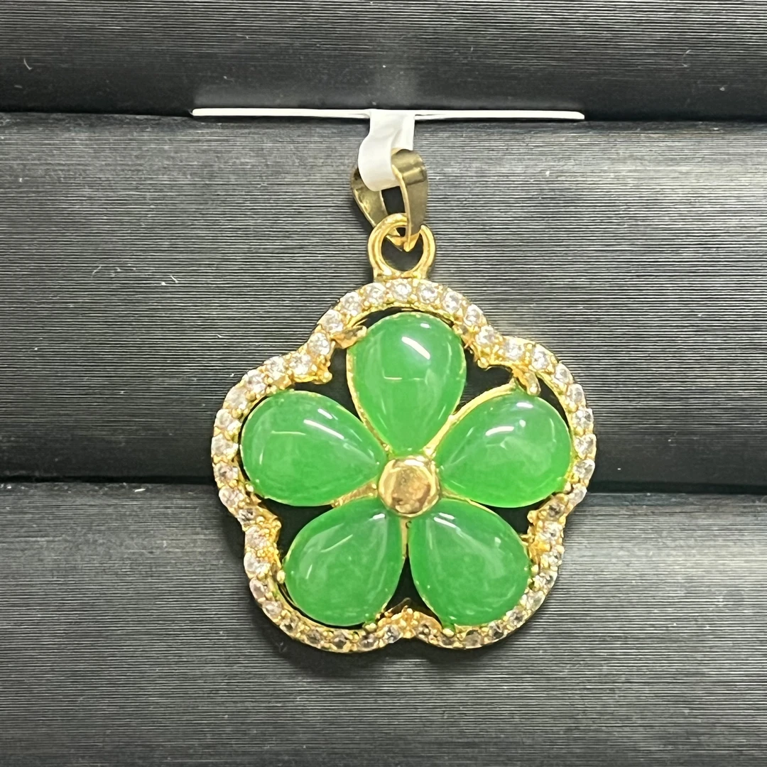 绿翠色花朵玉石吊坠