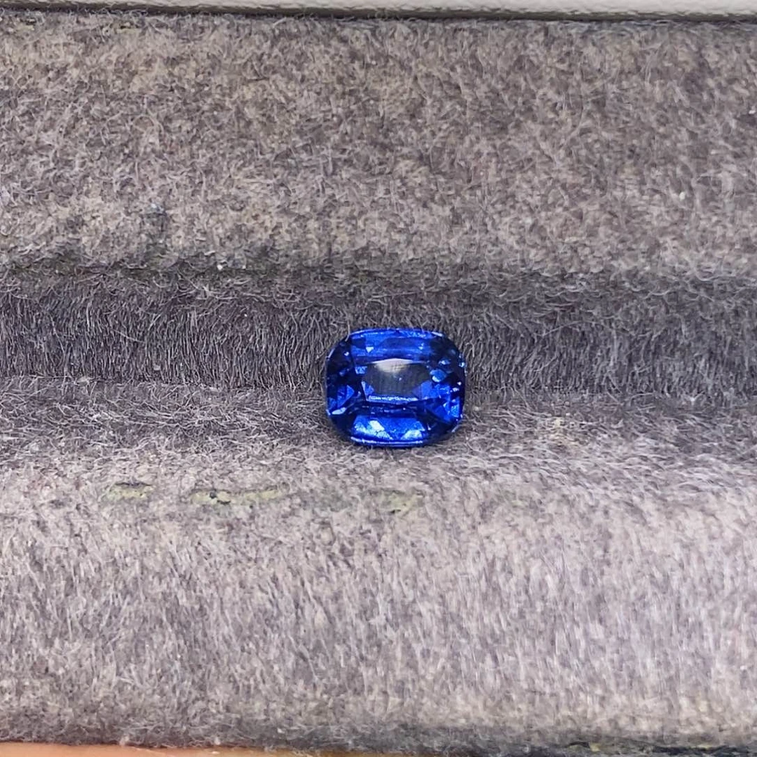 蓝宝石裸石1.19克拉天然无烧玻璃体满火彩皇家蓝蓝宝石