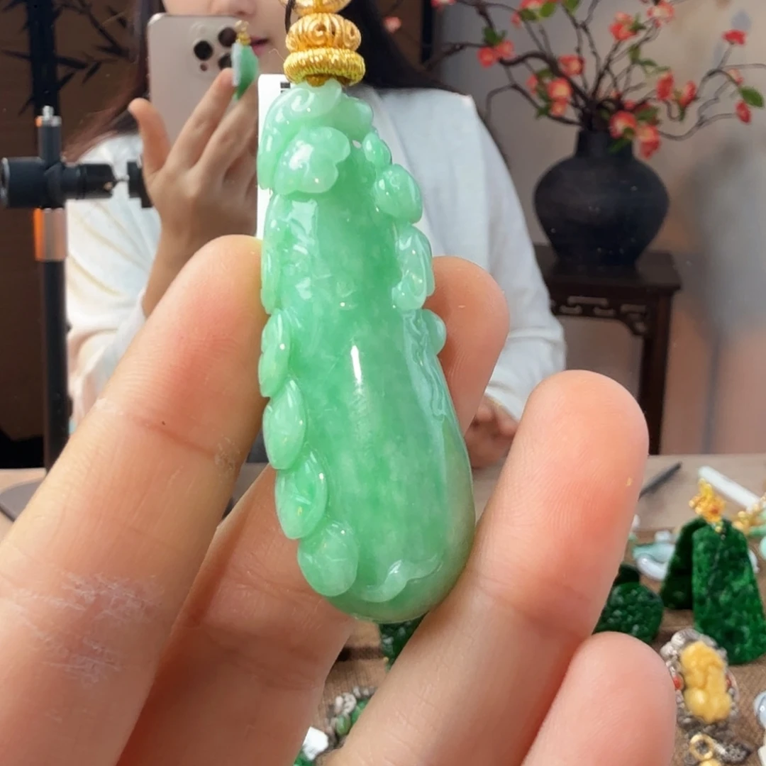 翡翠未镶嵌吊坠(赠链)