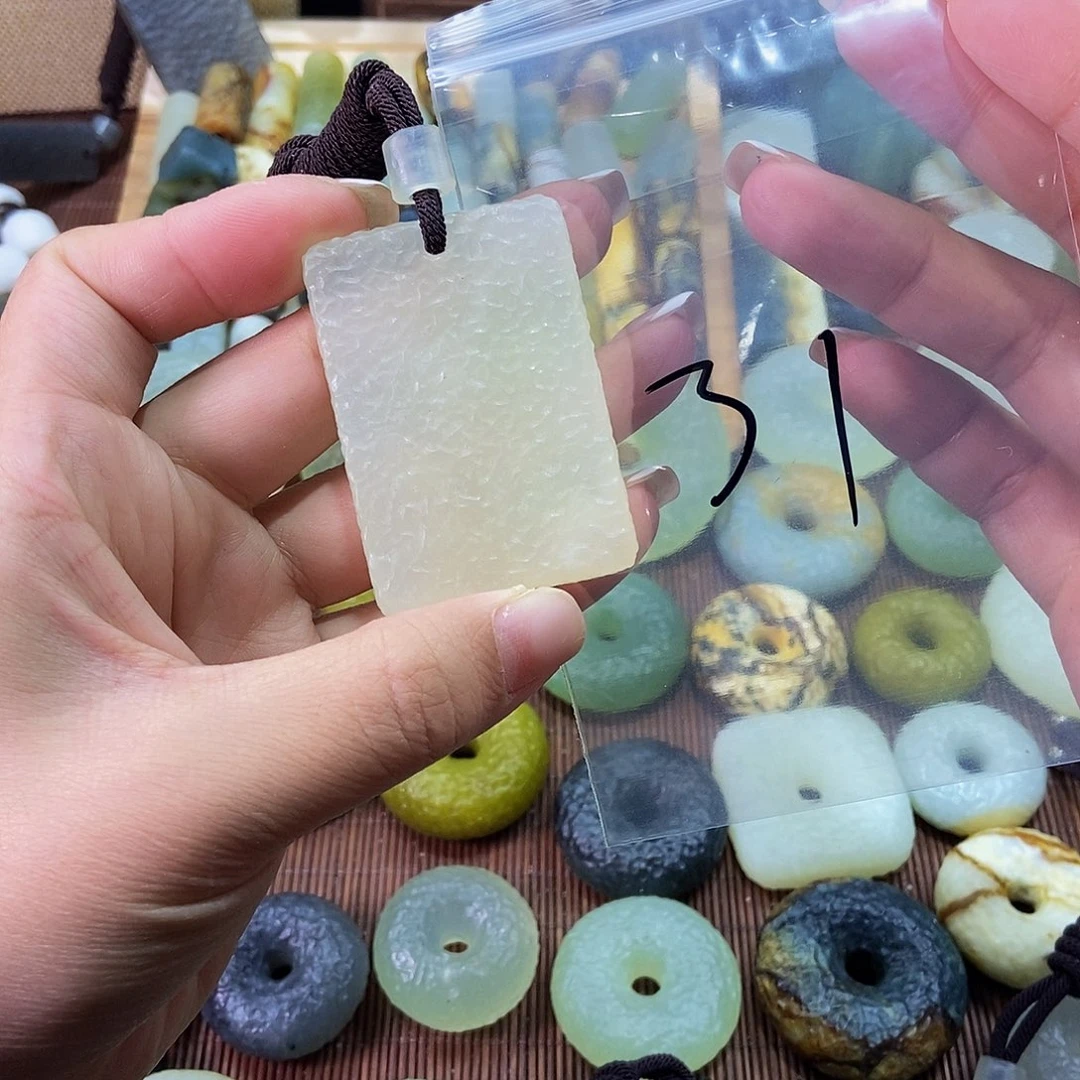 蛇纹石玉未镶嵌挂件?**?