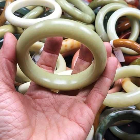 蛇纹石玉手镯未镶嵌柠****)