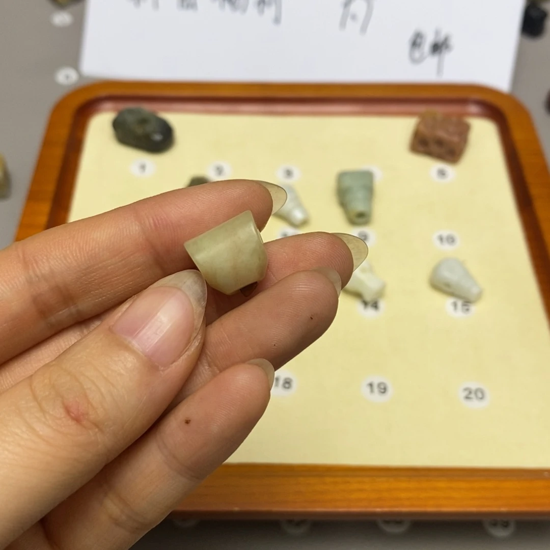 蛇纹石玉配饰合金随****梅