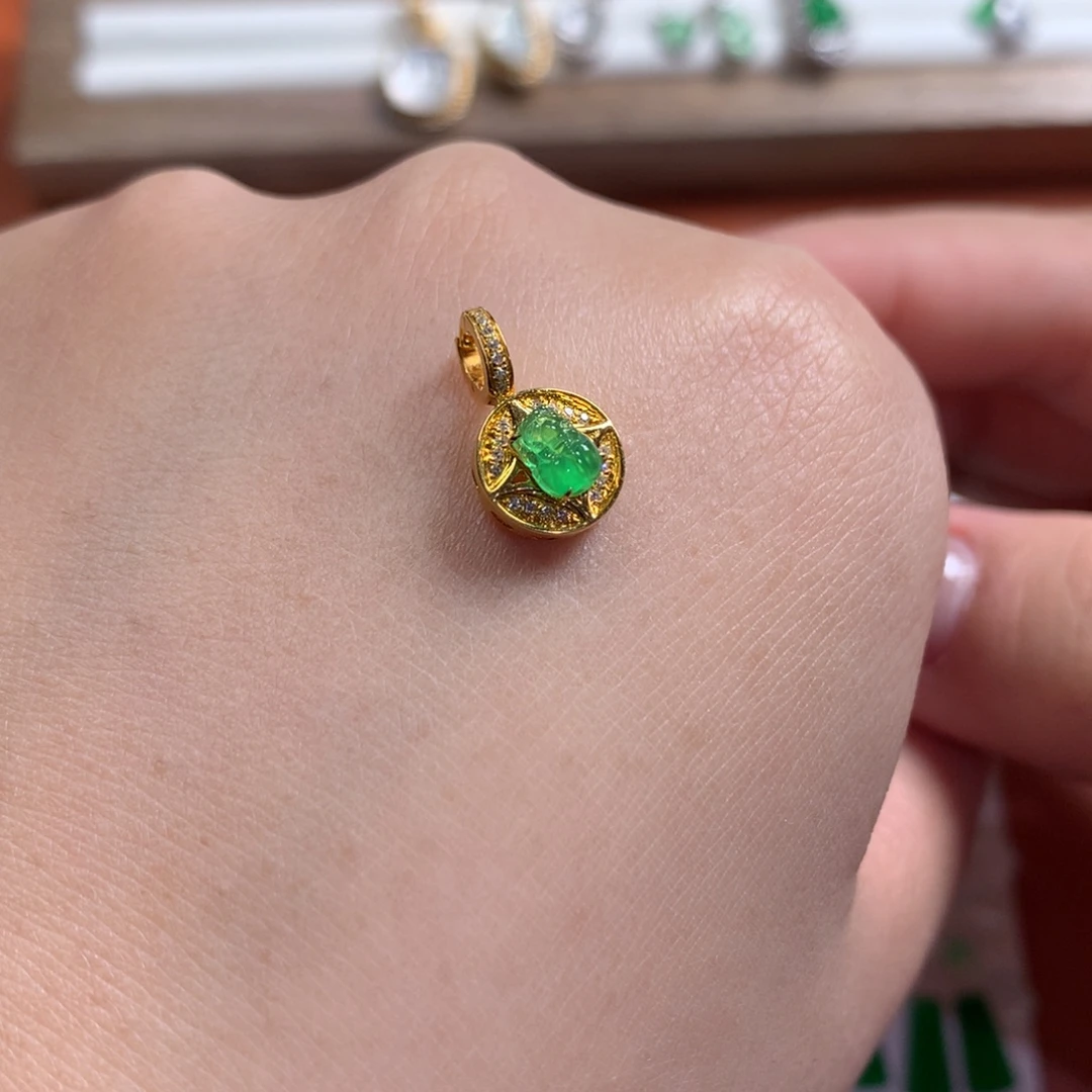 翡翠未镶嵌颈饰貔貅转盘滴溜