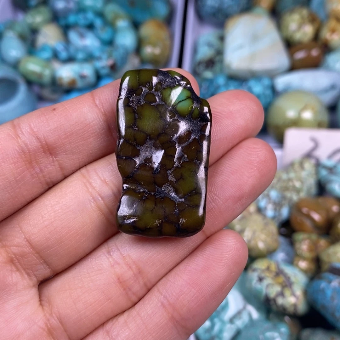 绿松石未镶嵌颈饰