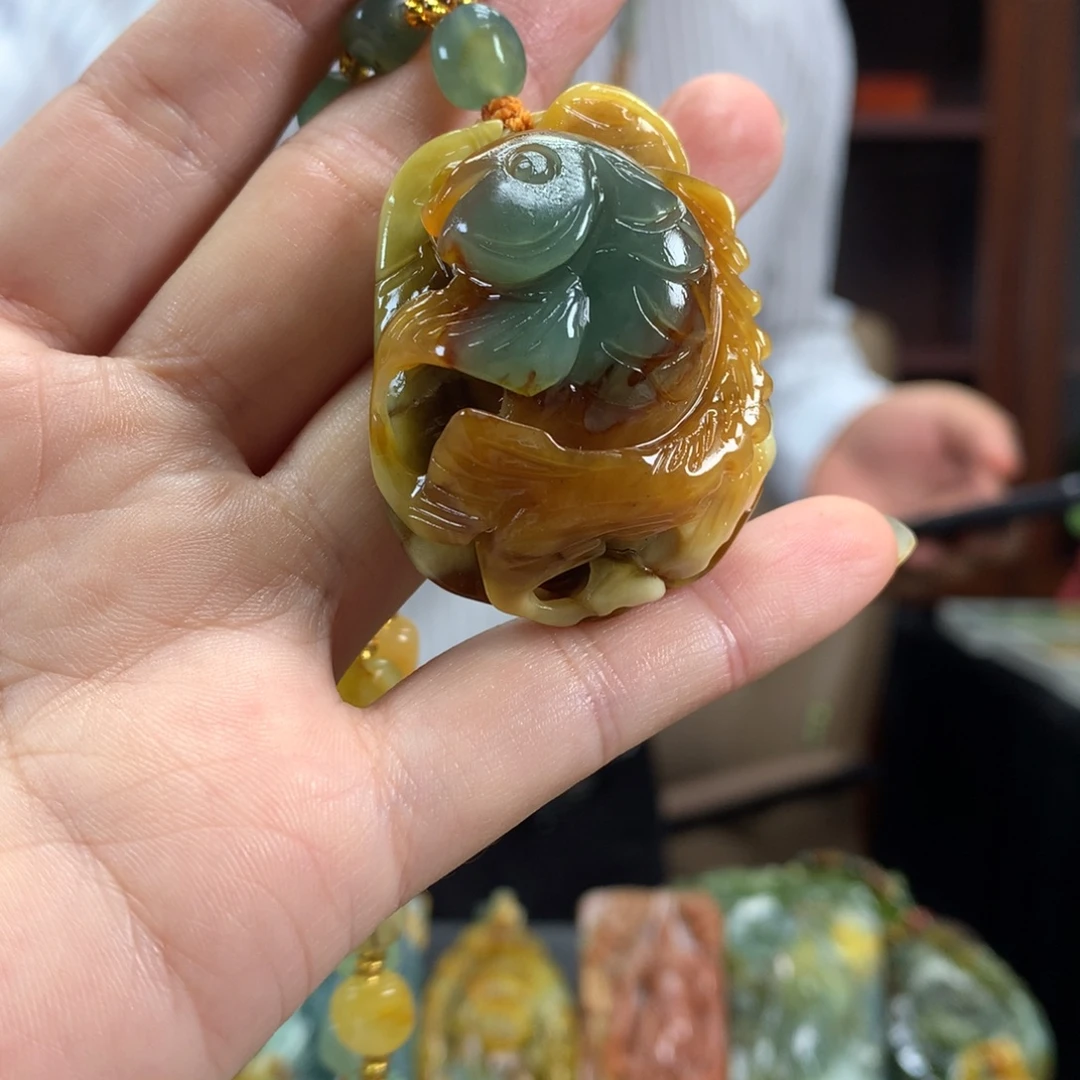 蛇纹石玉未镶嵌颈饰