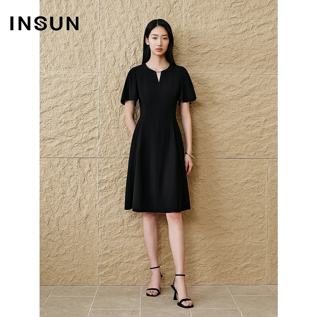 INSUN恩裳专选2025夏季荷叶袖凉感醋酸收腰小黑裙