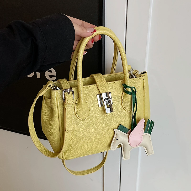 夏天流行爆款包包女2025新款时尚百搭斜挎包超火手提水桶包小拎包