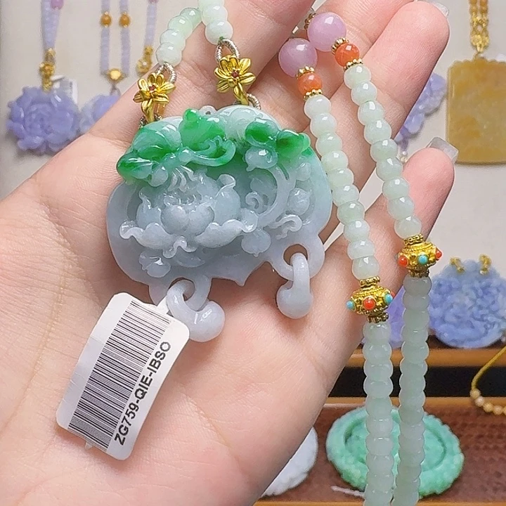 翡翠未镶嵌颈饰蝶恋花