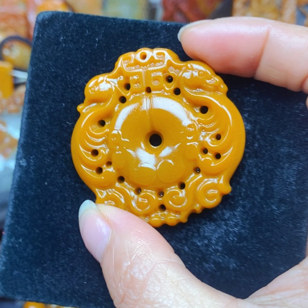 未镶嵌石英质玉（黄龙玉）颈饰