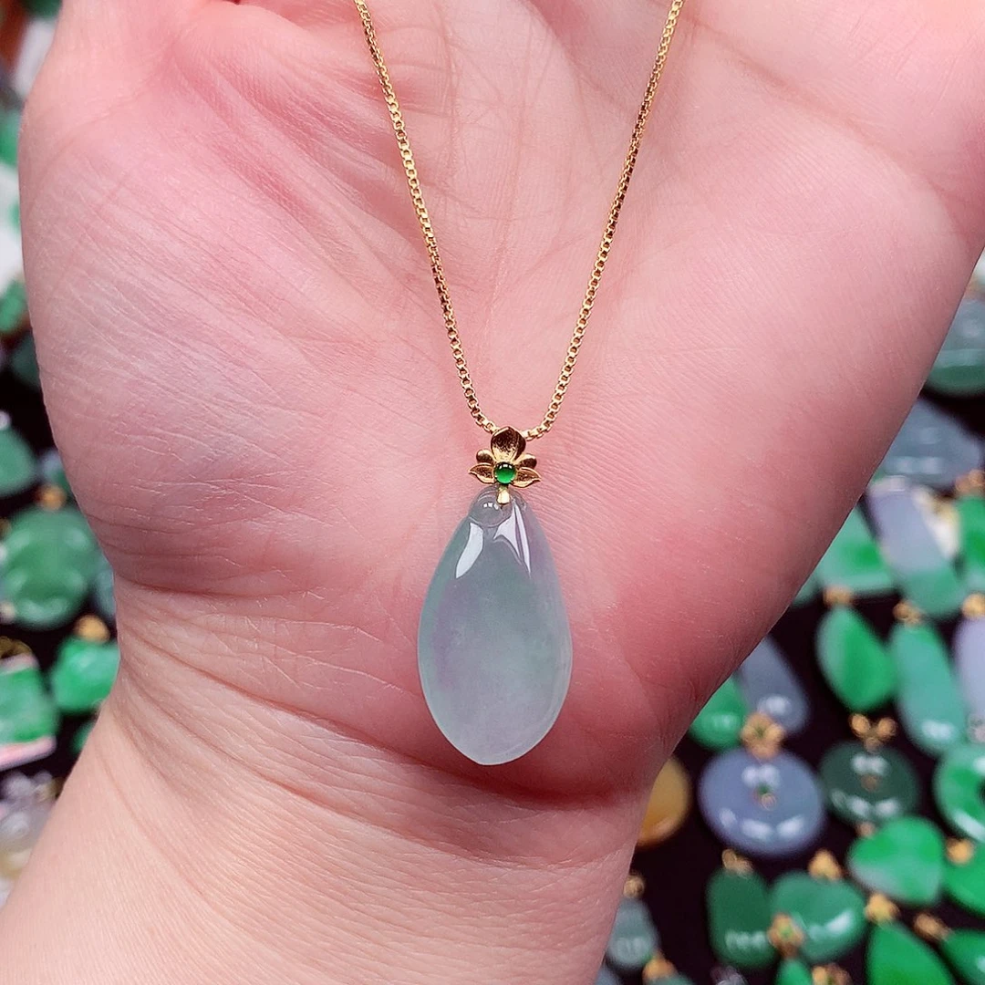 翡翠18K金镶嵌颈饰