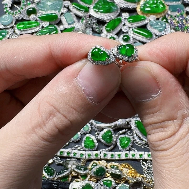 翡翠颈饰未镶嵌天然A货翡翠放漏