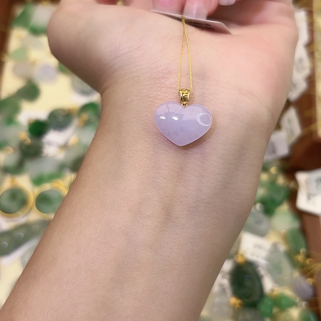 颈饰18K金镶嵌翡翠爱心