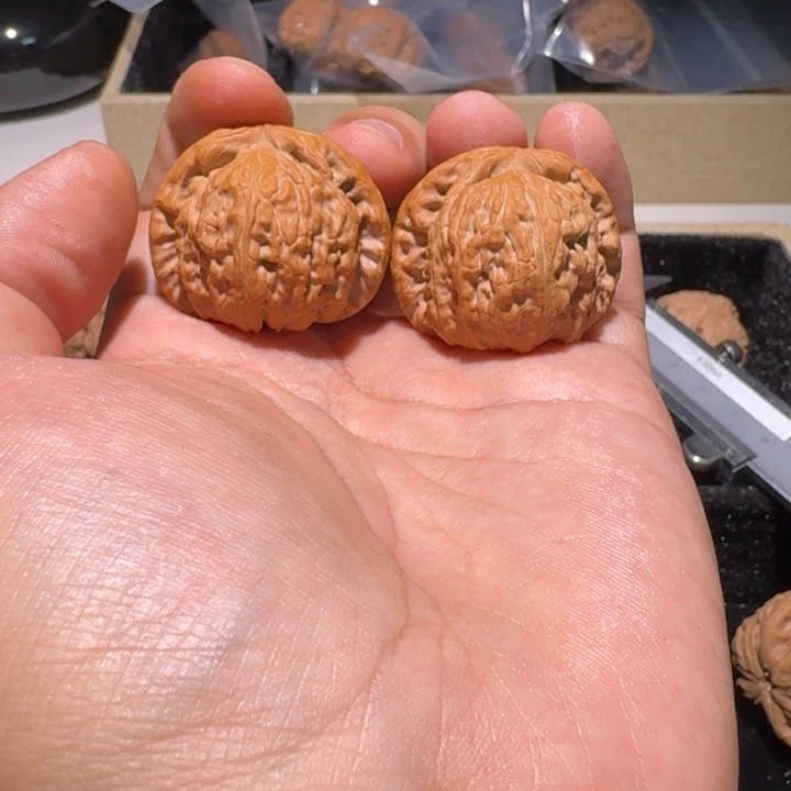 文玩核桃吊坠白狮子